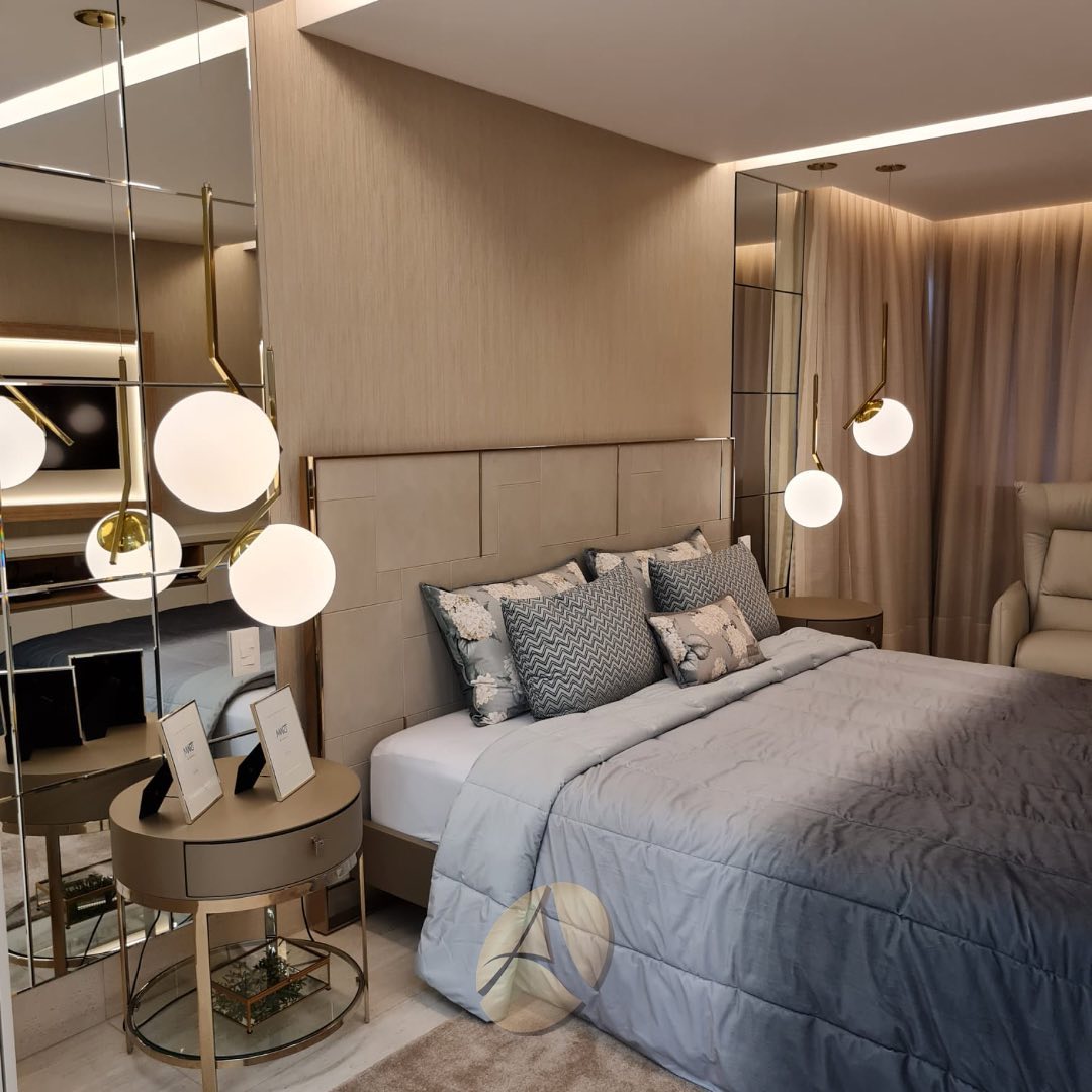 Quarto infantil com papel de parede de poás, prateleiras planejadas, cabeceira com moldura iluminada por LED indireto, painel rosa na parede e ar-condicionado split