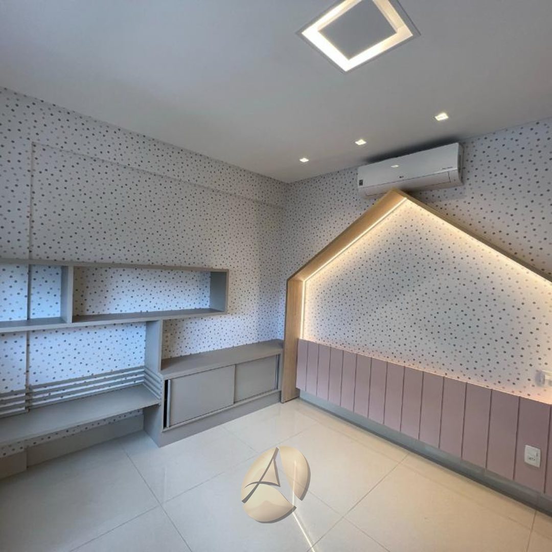 Quarto com cabeceira estofada em couro, ar-condicionado split, criado-mudo embutido com luminária pendente e painéis com detalhes metalizados em tom dourado
